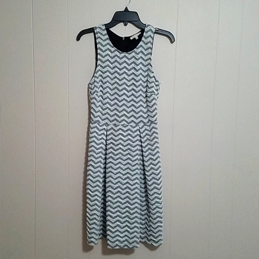 Zig-zag patterned gray/white dress